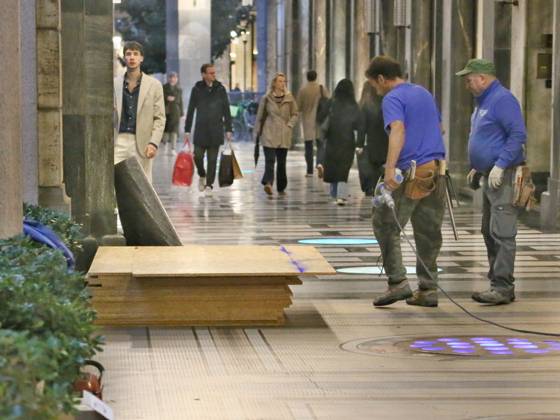 IPA90088236 - Boutiques are putting plywood panels over their storefront windows for fear of further looting  Copyright: xPaoloxDellaxBellax xPAOLOxDELLAxBELLAx IPA90088236