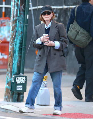 Julianne Moore out in New York Actress Julianne Moore is walking on the street in Brooklyn, NY on October 23, 2026. Photo by Dylan Travis ABACAPRESS.COM Brooklyn NY  Copyright: xDylanxTravis ABACAx