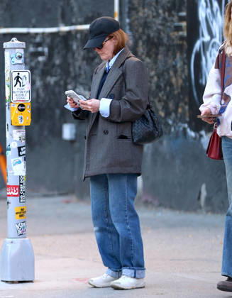 Julianne Moore out in New York Actress Julianne Moore is walking on the street in Brooklyn, NY on October 23, 2026. Photo by Dylan Travis ABACAPRESS.COM Brooklyn NY  Copyright: xDylanxTravis ABACAx