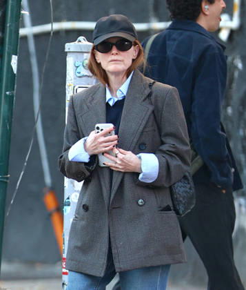 Julianne Moore out in New York Actress Julianne Moore is walking on the street in Brooklyn, NY on October 23, 2026. Photo by Dylan Travis ABACAPRESS.COM Brooklyn NY  Copyright: xDylanxTravis ABACAx