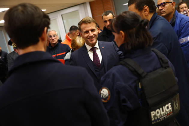 French President Macron in Trappes After Deadly Shooting - France French President Emmanuel Macron meets police officers and rescue forces at the town hall after a drive-by shooting during which a person was killed and at least four others were wounded including a 12-year-old girl, in Trappes, in the Yvelines department, near Paris, France, October 23, 2026. Photo by Hannah McKay Pool ABACAPRESS.COM Trappes France  Copyright: xMcKayxHannah Pool ABACAx
