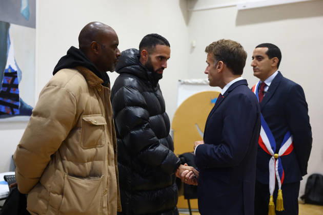 French President Macron in Trappes After Deadly Shooting - France French President Emmanuel Macron meets community members at the town hall after a drive-by shooting during which a person was killed and at least four others were wounded including a 12-year-old girl, in Trappes, in the Yvelines department, near Paris, France, October 23, 2026. Photo by Hannah McKay Pool ABACAPRESS.COM Trappes France  Copyright: xMcKayxHannah Pool ABACAx