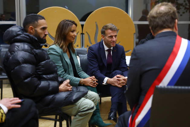 French President Macron in Trappes After Deadly Shooting - France French President Emmanuel Macron meets community members at the town hall after a drive-by shooting during which a person was killed and at least four others were wounded including a 12-year-old girl, in Trappes, in the Yvelines department, near Paris, France, October 23, 2026. Photo by Hannah McKay Pool ABACAPRESS.COM Trappes France  Copyright: xMcKayxHannah Pool ABACAx