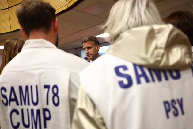 French President Macron in Trappes After Deadly Shooting - France French President Emmanuel Macron meets rescue forces at the town hall after a drive-by shooting during which a person was killed and at least four others were wounded including a 12-year-old girl, in Trappes, in the Yvelines department, near Paris, France, October 23, 2026. Photo by Hannah McKay Pool ABACAPRESS.COM Trappes France  Copyright: xMcKayxHannah Pool ABACAx