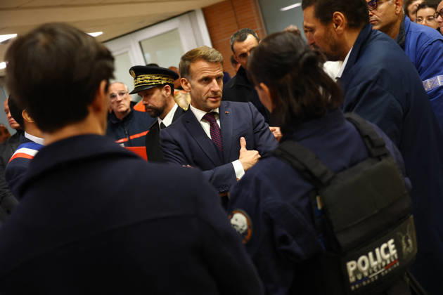 French President Macron in Trappes After Deadly Shooting - France French President Emmanuel Macron meets police officers and rescue forces at the town hall after a drive-by shooting during which a person was killed and at least four others were wounded including a 12-year-old girl, in Trappes, in the Yvelines department, near Paris, France, October 23, 2026. Photo by Hannah McKay Pool ABACAPRESS.COM Trappes France  Copyright: xMcKayxHannah Pool ABACAx