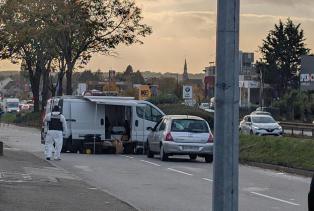 Police Investigate a Suspected Terrorist Shooting in Trappes and La Verrière - France Police officers and forensic experts examine the suspect s vehicle outside a bar-tabac along the N10 highway during detailed site investigations following a shooting that originated in Trappes and La Verrière. The attack left one man dead and four others injured, including a critically wounded 12-year-old girl, before the gunman was apprehended in Coignières. Coignières, France, October 23, 2026. Photo by ABACAPRESS.COM Coignieres Ile-de-France France  Copyright: xABACAx