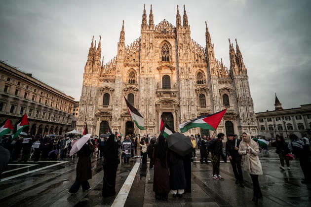 October 23, 2026, Milan, Mi, Italy: Pro-Palestinian associations protest with a flashmob to demand the release of Palestinian prisoners in Italian and Israeli jails in Piazza Duomo, Milan, on October 23, 2026. Milan Italy  - ZUMAa289 20261023_zia_a289_491 Copyright: xNicolaxMarfisi xAgfx