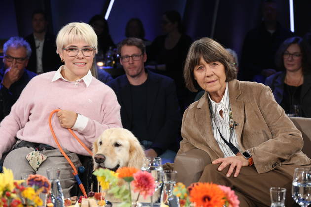 Student Frieda Krieger with her dog Aidan, Tatjana Kreidler, assistance dog trainer, as guests on the NDR Talk Show; photo op on October 23, 2026, at the NDR television studio in Hamburg-Lokstedt before the broadcast on NDR Television’s Channel 3