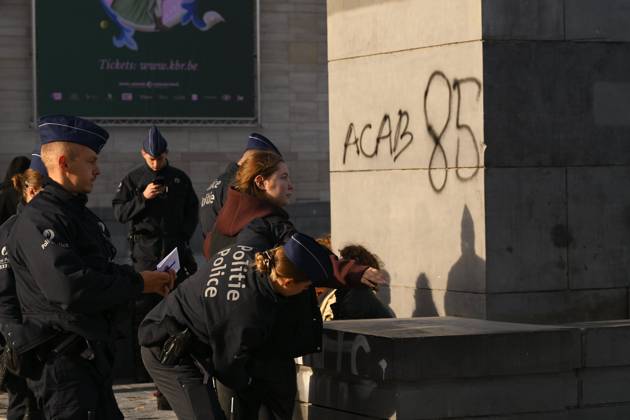 Extreme Left And Citizen Activists Protest 24 10 2026 BRUSSELS, BELGIUM - OCTOBER 24 : Police and demonstrators pictured during illegal demonstration the centre of Brussels against budget measures on October 24, 2026 in Brussels, Belgium, 24 10 2026 Brussels Belgium  Copyright: xPhilipxReynaersx