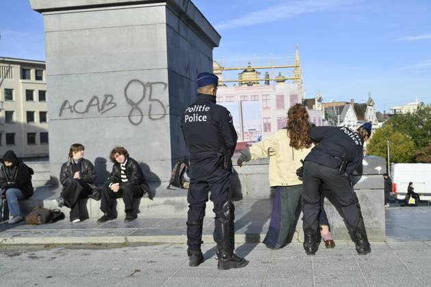 Extreme Left And Citizen Activists Protest 24 10 2026 BRUSSELS, BELGIUM - OCTOBER 24 : Police and demonstrators pictured during illegal demonstration the centre of Brussels against budget measures on October 24, 2026 in Brussels, Belgium, 24 10 2026 Brussels Belgium  Copyright: xPhilipxReynaersx
