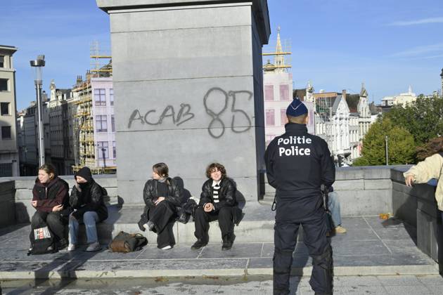 Extreme Left And Citizen Activists Protest 24 10 2026 BRUSSELS, BELGIUM - OCTOBER 24 : Police and demonstrators pictured during illegal demonstration the centre of Brussels against budget measures on October 24, 2026 in Brussels, Belgium, 24 10 2026 Brussels Belgium Copyright: xPhilipxReynaersx