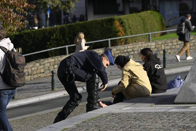 Extreme Left And Citizen Activists Protest 24 10 2026 BRUSSELS, BELGIUM - OCTOBER 24 : Police and demonstrators pictured during illegal demonstration the centre of Brussels against budget measures on October 24, 2026 in Brussels, Belgium, 24 10 2026 Brussels Belgium Copyright: xPhilipxReynaersx