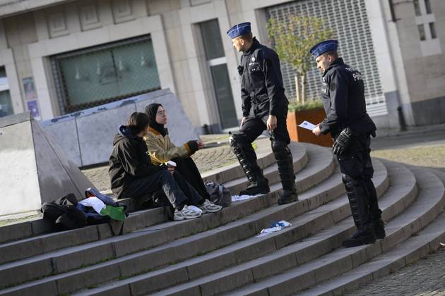 Extreme Left And Citizen Activists Protest 24 10 2026 BRUSSELS, BELGIUM - OCTOBER 24 : Police and demonstrators pictured during illegal demonstration the centre of Brussels against budget measures on October 24, 2026 in Brussels, Belgium, 24 10 2026 Brussels Belgium Copyright: xPhilipxReynaersx