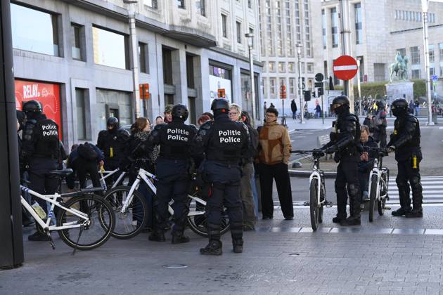 Extreme Left And Citizen Activists Protest 24 10 2026 BRUSSELS, BELGIUM - OCTOBER 24 : Police and demonstrators pictured during illegal demonstration the centre of Brussels against budget measures on October 24, 2026 in Brussels, Belgium, 24 10 2026 Brussels Belgium  Copyright: xPhilipxReynaersx