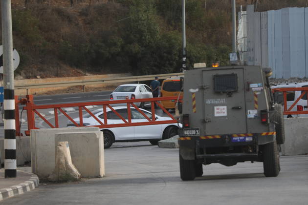 Israeli Forces Close Northern Entrance to Hebron Following Deadly Shooting Israeli forces block the northern entrance to the West Bank city of Hebron, preventing vehicles from passing through, on October 24, 2026. The closure is part of broader restrictions on access roads and Palestinian movement following a shooting attack in the area on October 23 that killed two Israeli soldiers, according to Israeli authorities. Photo by Mamoun Wazwaz apaimages Hebron West Bank Palestinian Territory 241026_Hebron_MW_03(4) Copyright: xapaimagesxMamounxWazwazx xapaimagesx