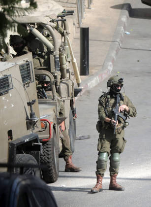 Israeli Forces Evacuate Palestinian Families and Restrict Movement in Hebron Israeli forces cordon off the area surrounding the homes of those involved in an attack the previous day and evacuate Palestinian families from their homes in the West Bank city of Hebron, on October 24, 2026. The operation comes amid tight restrictions on the movement of residents across five neighborhoods in the area. Photo by Mamoun Wazwaz apaimages Hebron West Bank Palestinian Territory 241026_Hebron_MW_00(26) Copyright: xapaimagesxMamounxWazwazx xapaimagesx