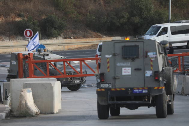 Israeli Forces Close Northern Entrance to Hebron Following Deadly Shooting Israeli forces block the northern entrance to the West Bank city of Hebron, preventing vehicles from passing through, on October 24, 2026. The closure is part of broader restrictions on access roads and Palestinian movement following a shooting attack in the area on October 23 that killed two Israeli soldiers, according to Israeli authorities. Photo by Mamoun Wazwaz apaimages Hebron West Bank Palestinian Territory 241026_Hebron_MW_03(5) Copyright: xapaimagesxMamounxWazwazx xapaimagesx
