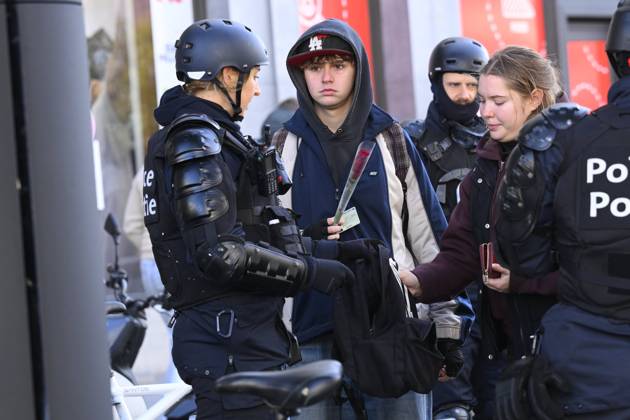 Extreme Left And Citizen Activists Protest 24 10 2026 BRUSSELS, BELGIUM - OCTOBER 24 : Police and demonstrators pictured during illegal demonstration the centre of Brussels against budget measures on October 24, 2026 in Brussels, Belgium, 24 10 2026 Brussels Belgium  Copyright: xPhilipxReynaersx