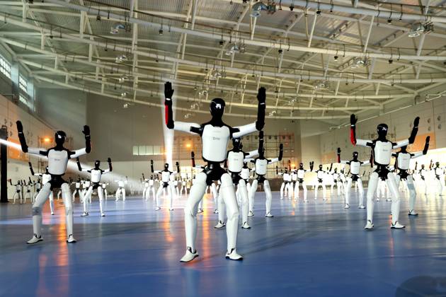 JINAN, CHINA - OCTOBER 24: One hundred and ten Zhiyuan Expedition A3 humanoid robots perform a synchronized formation dance to set a Guinness World Record on October 24, 2026 in Jinan, Shandong Province of China.  Copyright: xVCGx 111676700372