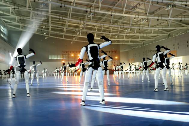 JINAN, CHINA - OCTOBER 24: One hundred and ten Zhiyuan Expedition A3 humanoid robots perform a synchronized formation dance to set a Guinness World Record on October 24, 2026 in Jinan, Shandong Province of China.  Copyright: xVCGx 111676700373