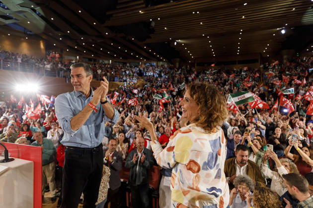 Sánchez heads his second pre-campaign event in Andalusia, this time in Granada. Photo of PSOE Secretary-General and Prime Minister Pedro Sánchez and PSOE Deputy Secretary-General and Secretary-General of the PSOE in Andalusia, María Jesús Montero, at a pre-campaign event at the Granada Convention and Exhibition Center. October 24 in Granada, Andalusia, Spain The event was also attended by the Secretary-General of the PSOE in Granada and the party’s Senate candidate for that province, Pedro Fernández October 24, 2026 Álex Cá Granada Granada Spain  Copyright: xÃlexxCamarax 7866000