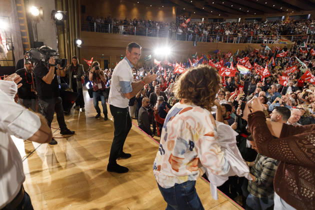 Sánchez heads his second pre-campaign event in Andalusia, this time in Granada. Photo of PSOE Secretary-General and Prime Minister Pedro Sánchez and PSOE Deputy Secretary-General and Secretary-General of the PSOE in Andalusia, María Jesús Montero, at a pre-campaign event at the Granada Convention and Exhibition Center. October 24 in Granada, Andalusia, Spain The event was also attended by the Secretary-General of the PSOE in Granada and the party’s Senate candidate for that province, Pedro Fernández October 24, 2026 Álex Cá Granada Granada Spain  Copyright: xÃlexxCamarax 7866001