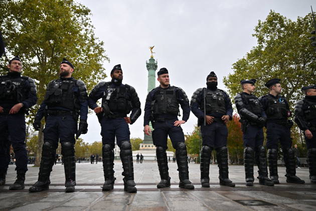 Yellow Vests Protest Act II - Police Officers Evacuate Demonstrators at Bastille Police officers evacuate demonstrators heading towards Place de la Bastille in Paris, France, on October 24, 2026. The demonstration was initially scheduled to proceed from Place de la Bastille to Place de la Nation. However, the Paris Police Prefecture announced yesterday that the planned route had been banned. The march will now take place between Porte d’Italie and Porte de Vincennes. Photo by Eliot Blondet ABACAPRESS.COM Paris France  Copyright: xBlondetxEliot ABACAx