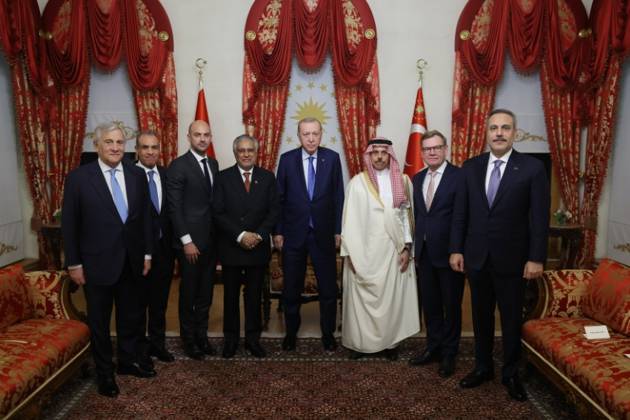 Turkish President Erdogan Receives R4+E3 Foreign Ministers in Istanbul Turkish President Recep Tayyip Erdogan receives foreign ministers from Turkey, Egypt, Pakistan and Saudi Arabia, alongside their counterparts from Germany, France and Italy, at the Presidential Office in Dolmabahce Palace in Istanbul, Turkey, on October 23, 2026. The reception takes place on the sidelines of the R4+E3 foreign ministers meeting, which addresses regional and international issues, including the Israeli-Palestinian conflict and efforts to strengthen diplomatic initiatives aimed at promoting peace and stability. Photo by Turkish presidency apaimages Istanbul Istanbul Turkey 231026_Turkey_TPO_00(9) Copyright: xapaimagesxTurkishxpresidencyx xapaimagesx
