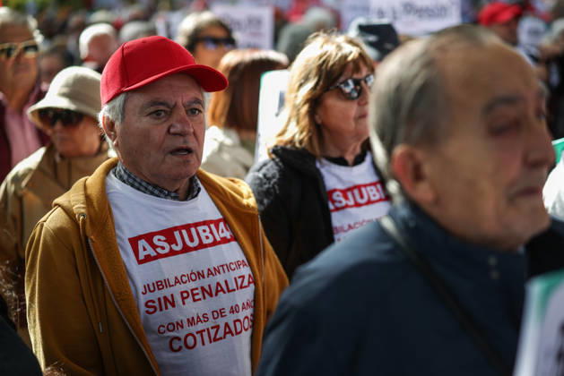 Protest for Public Pensions and Housing: Several people during a protest in defense of the public pension system and access to housing, on October 24, 2026, in Madrid, Spain. The National Coordinating Committee for the Defense of the Public Pension System (COESPE), labor unions, and other pensioner organizations such as Asjubi40 have called for this nationwide mobilization under the slogan For a Public Pension System for the Elderly and the Young OCTOBER 24, 2026 Alejandro Martínez Vé Madrid Madrid, Spain  Copyright: xAlejandroxMartinezxVÃ lezx 7866037