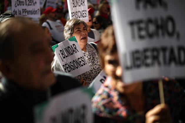 Protest for Public Pensions and Housing: Several people during a protest in defense of the public pension system and access to housing, on October 24, 2026, in Madrid, Spain. The National Coordinating Committee for the Defense of the Public Pension System (COESPE), labor unions, and other pensioner organizations such as Asjubi40 have called for this nationwide mobilization under the slogan For a Public Pension System for the Elderly and the Young OCTOBER 24, 2026 Alejandro Martínez Vé Madrid Madrid, Spain  Copyright: xAlejandroxMartinezxVÃ lezx 7866038