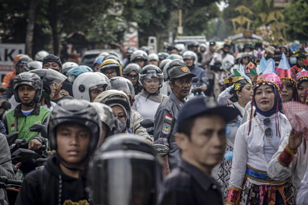 October 24, 2026, Yogyakarta, Special Region Of Yogyakarta, Indonesia: Yogyakarta, Indonesia, October 24, 2026.Participants wear traditional costumes during a cultural parade held to mark the 270th anniversary of the Special Region of Yogyakarta on Taman Siswa Street in Yogyakarta. The cultural parade showcased the region™s diversity in art, culture, and identity through a carnival that involved local government officials and all the villages in Wirogunan. Yogyakarta Indonesia - ZUMAf198 20261024_zip_f198_002 Copyright: xMuhammadxFebriansyahx