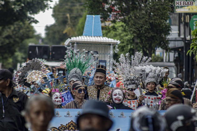 October 24, 2026, Yogyakarta, Special Region Of Yogyakarta, Indonesia: Yogyakarta, Indonesia, October 24, 2026.Participants wear traditional costumes during a cultural parade held to mark the 270th anniversary of the Special Region of Yogyakarta on Taman Siswa Street in Yogyakarta. The cultural parade showcased the region™s diversity in art, culture, and identity through a carnival that involved local government officials and all the villages in Wirogunan. Yogyakarta Indonesia - ZUMAf198 20261024_zip_f198_009 Copyright: xMuhammadxFebriansyahx