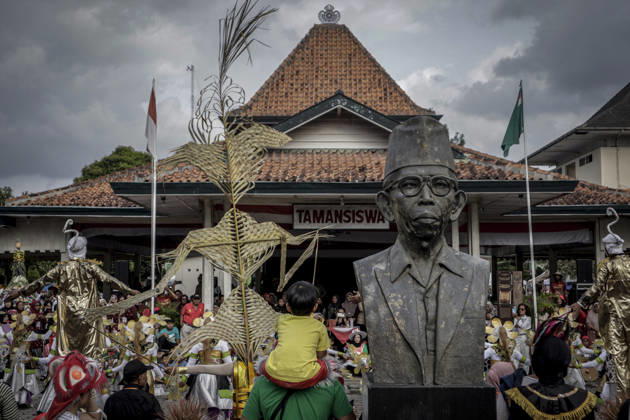 October 24, 2026, Yogyakarta, Special Region Of Yogyakarta, Indonesia: Yogyakarta, Indonesia, October 24, 2026.Participants wear traditional costumes during a cultural parade held to mark the 270th anniversary of the Special Region of Yogyakarta on Taman Siswa Street in Yogyakarta. The cultural parade showcased the region™s diversity in art, culture, and identity through a carnival that involved local government officials and all the villages in Wirogunan. Yogyakarta Indonesia - ZUMAf198 20261024_zip_f198_010 Copyright: xMuhammadxFebriansyahx