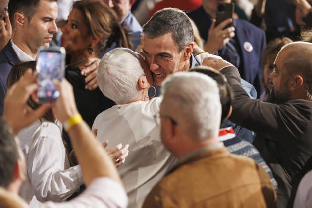Sánchez heads his second pre-campaign event in Andalusia, this time in Granada. Photo of PSOE Secretary-General and Prime Minister Pedro Sánchez at a pre-campaign event at the Granada Convention and Exhibition Center. October 24 in Granada, Andalusia, Spain The event was also attended by the Deputy Secretary-General of the PSOE and Secretary-General of the PSOE in Andalusia, María Jesús Montero, and the Secretary-General of the PSOE in Granada and the party’s top candidate for the Senate in that province, Pedro Fernández October 24, 2026 Álex Cá Granada Granada Spain  Copyright: xÃlexxCamarax 7866100