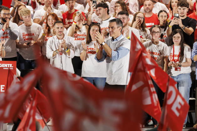 Sánchez heads his second pre-campaign event in Andalusia, this time in Granada. Photo of PSOE Secretary-General and Prime Minister Pedro Sánchez at a pre-campaign event at the Granada Convention and Exhibition Center. October 24 in Granada, Andalusia, Spain The event was also attended by the Deputy Secretary-General of the PSOE and Secretary-General of the PSOE in Andalusia, María Jesús Montero, and the Secretary-General of the PSOE in Granada and the party’s Senate candidate for that province, Pedro Fernández October 24, 2026 Álex Cá Granada Granada Spain  Copyright: xÃlexxCamarax 7866108