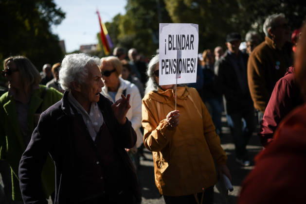 Protest for Public Pensions and Housing: Several people during a protest in defense of the public pension system and access to housing, on October 24, 2026, in Madrid, Spain. The National Coordinating Committee for the Defense of the Public Pension System (COESPE), labor unions, and other pensioner organizations such as Asjubi40 have called for this nationwide mobilization under the slogan For a Public Pension System for the Elderly and the Young OCTOBER 24, 2026 Alejandro Martínez Vé Madrid, Madrid, Spain  Copyright: xAlejandroxMartinezxVÃ lezx 7866128