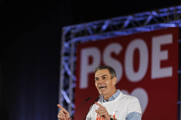 Sánchez heads his second pre-campaign event in Andalusia, this time in Granada. Photo of PSOE Secretary-General and Prime Minister Pedro Sánchez at a pre-campaign event at the Granada Convention and Exhibition Center. October 24 in Granada, Andalusia, Spain The event was also attended by the Deputy Secretary-General of the PSOE and Secretary-General of the PSOE in Andalusia, María Jesús Montero, and the Secretary-General of the PSOE in Granada and the party’s Senate candidate for that province, Pedro Fernández October 24, 2026 Álex Cá Granada Granada Spain  Copyright: xÃlexxCamarax 7866120