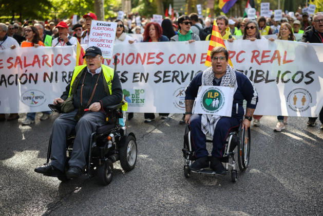 Protest for Public Pensions and Housing: Several people during a protest in defense of the public pension system and access to housing, on October 24, 2026, in Madrid, Spain. The National Coordinating Committee for the Defense of the Public Pension System (COESPE), labor unions, and other pensioner organizations such as Asjubi40 have called for this nationwide mobilization under the slogan For a Public Pension System for the Elderly and the Young OCTOBER 24, 2026 Alejandro Martínez Vé Madrid, Madrid, Spain  Copyright: xAlejandroxMartinezxVÃ lezx 7866127