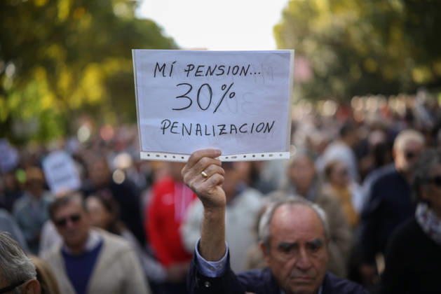 Protest for Public Pensions and Housing A person holds a sign reading My Pension 30 Penalty during a protest in defense of the public pension system and access to housing on October 24, 2026, in Madrid, Spain. The State Coordinating Committee for the Defense of the Public Pension System (COESPE), unions, and other pensioner organizations such as Asjubi40 have called for this nationwide mobilization under the slogan For a Public Pension System for the Elderly and the Young OCTOBER 24, 2026 Alejandro Martínez Vé Madrid, Madrid, Spain  Copyright: xAlejandroxMartinezxVÃ lezx 7866129