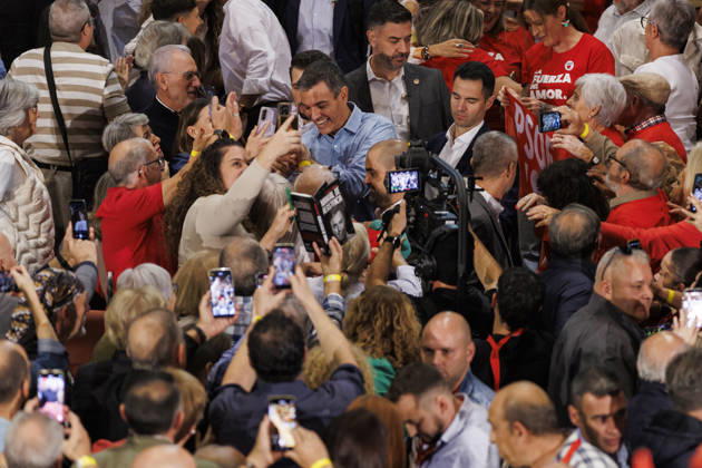 Sánchez heads his second pre-campaign event in Andalusia, this time in Granada. Photo of PSOE Secretary-General and Prime Minister Pedro Sánchez at a pre-campaign event at the Granada Convention and Exhibition Center. October 24 in Granada, Andalusia, Spain The event was also attended by the Deputy Secretary-General of the PSOE and Secretary-General of the PSOE in Andalusia, María Jesús Montero, and the Secretary-General of the PSOE in Granada and the party’s top candidate for the Senate in that province, Pedro Fernández October 24, 2026 Álex Cá Granada Granada Spain  Copyright: xÃlexxCamarax 7866099