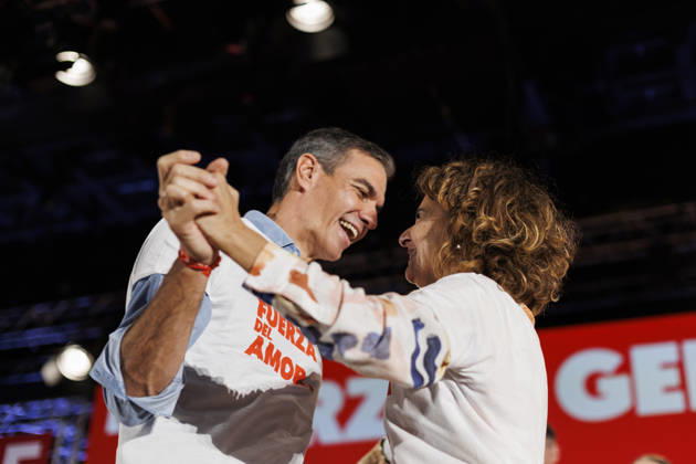 Sánchez heads his second pre-campaign event in Andalusia, this time in Granada. Photo of PSOE Secretary-General and Prime Minister Pedro Sánchez and PSOE Deputy Secretary-General and Secretary-General of the PSOE in Andalusia, María Jesús Montero, at a pre-campaign event at the Granada Convention and Exhibition Center. October 24 in Granada, Andalusia, Spain The event was also attended by the Secretary-General of the PSOE in Granada and the party’s Senate candidate for that province, Pedro Fernández October 24, 2026 Álex Cá Granada Granada Spain  Copyright: xÃlexxCamarax 7866167