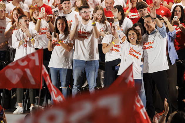 Sánchez heads his second pre-campaign event in Andalusia, this time in Granada. Photo of PSOE Secretary-General and Prime Minister Pedro Sánchez and PSOE Deputy Secretary-General and Secretary-General of the PSOE in Andalusia, María Jesús Montero, at a pre-campaign event at the Granada Convention and Exhibition Center. October 24 in Granada, Andalusia, Spain The event was also attended by the Secretary-General of the PSOE in Granada and the party’s Senate candidate for that province, Pedro Fernández October 24, 2026 Álex Cá Granada Granada Spain  Copyright: xÃlexxCamarax 7866150