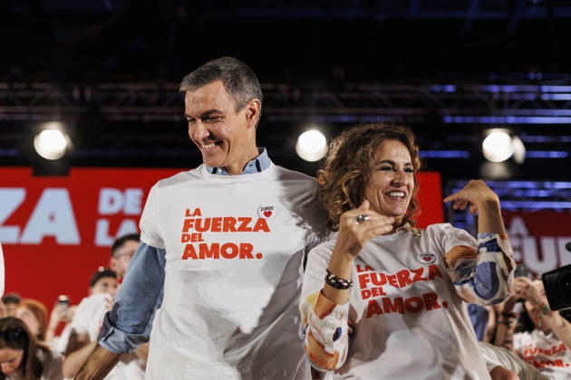 Sánchez heads his second pre-campaign event in Andalusia, this time in Granada. Photo of PSOE Secretary-General and Prime Minister Pedro Sánchez and PSOE Deputy Secretary-General and Secretary-General of the PSOE in Andalusia, María Jesús Montero, at a pre-campaign event at the Granada Convention and Exhibition Center. October 24 in Granada, Andalusia, Spain The event was also attended by the Secretary-General of the PSOE in Granada and the party’s Senate candidate for that province, Pedro Fernández October 24, 2026 Álex Cá Granada Granada Spain  Copyright: xÃlexxCamarax 7866168