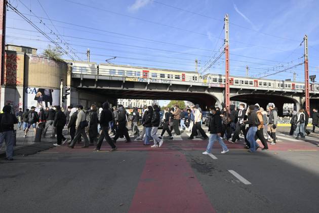 Extreme Left And Citizen Activists Protest 24 10 2026 BRUSSELS, BELGIUM - OCTOBER 24 : Police and demonstrators pictured during illegal demonstration the centre of Brussels against budget measures on October 24, 2026 in Brussels, Belgium, 24 10 2026 Brussels Belgium  Copyright: xPhilipxReynaersx