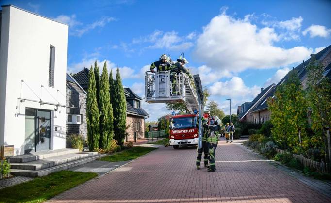 Storm Response by the Hünxe Volunteer Fire Department ** FOR EDITORIAL PURPOSES ONLY ** EDITORIAL USE ONLY ** p The Hünxe Volunteer Fire Department was called to Stende Copyright: MarkusxJoosten doc8862y216tr616k18bp78 ,EDITORIAL USE ONLY Copyright: MarkusxJoosten