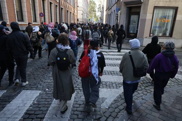 This image shows demonstrators after a call for protests in Brussels for purchasing power, healthcare, and education, on Saturday 24 October 2026.  NICOLASxMAETERLINCK 190856340