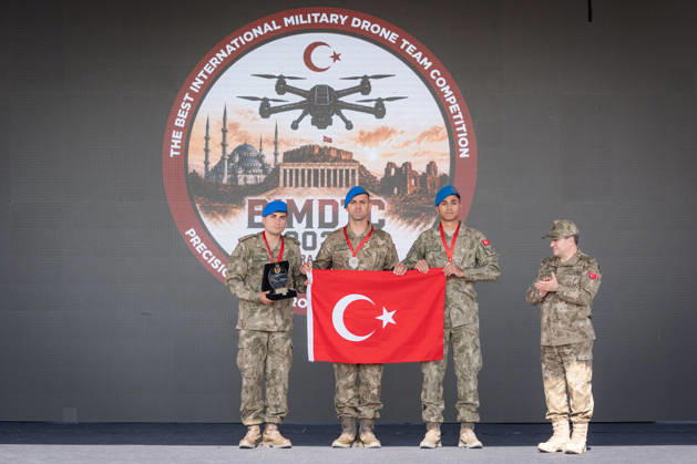 Best International Military Drone Team Competition in Ankara ANKARA, TURKIYE - OCTOBER 24: Chief of the General Staff Selcuk Bayraktaroglu (R) presents awards as Turkish Land Forces team wins the first place in the Best International Military Drone Team Competition (BIMDTC-2026), organized by the Turkish Land Forces Command, at Martyr Army Pilot First Lieutenant Gurcan Ulucan Square in Sincan Temelli, in Ankara, Turkiye on October 24, 2026. Ahmet Serdar Eser Anadolu Ankara Turkey. Editorial use only. Please get in touch for any other usage.  Copyright: x2026xAnadoluxAhmetxSerdarxEserx
