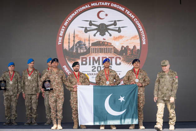 Best International Military Drone Team Competition in Ankara ANKARA, TURKIYE - OCTOBER 24: Commander of the Turkish Land Forces, General Metin Tokel (R) presents awards as Pakistan s team wins the second place in the Best International Military Drone Team Competition (BIMDTC-2026), organized by the Turkish Land Forces Command, at Martyr Army Pilot First Lieutenant Gurcan Ulucan Square in Sincan Temelli, in Ankara, Turkiye on October 24, 2026. Ahmet Serdar Eser Anadolu Ankara Turkey. Editorial use only. Please get in touch for any other usage.  Copyright: x2026xAnadoluxAhmetxSerdarxEserx