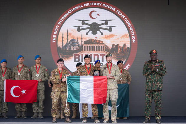 Best International Military Drone Team Competition in Ankara ANKARA, TURKIYE - OCTOBER 24: Commander of the Sudanese Land Forces, Lieutenant General Malik Altayeb Khogali Alneil (R) presents awards as Italy s team wins the third place in the Best International Military Drone Team Competition (BIMDTC-2026), organized by the Turkish Land Forces Command, at Martyr Army Pilot First Lieutenant Gurcan Ulucan Square in Sincan Temelli, in Ankara, Turkiye on October 24, 2026. Ahmet Serdar Eser Anadolu Ankara Turkey. Editorial use only. Please get in touch for any other usage.  Copyright: x2026xAnadoluxAhmetxSerdarxEserx