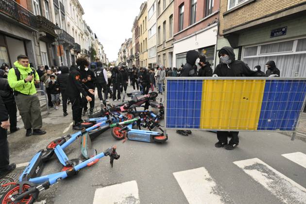 Extreme Left And Citizen Activists Protest 24 10 2026 BRUSSELS, BELGIUM - OCTOBER 24 : Police and demonstrators pictured during illegal demonstration the centre of Brussels against budget measures on October 24, 2026 in Brussels, Belgium, 24 10 2026 Brussels Belgium  Copyright: xPhilipxReynaersx